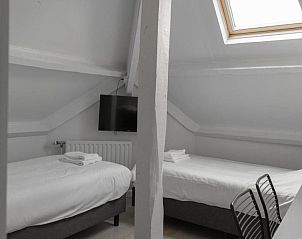 Knusse zolderkamer met tv in Hotel de la Bourse, ideaal voor een verblijf in Maastricht, Limburg.