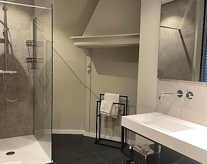 Moderne badkamer met inloopdouche in Hotel Au Quartier, vakantieappartement in Maastricht, Limburg.