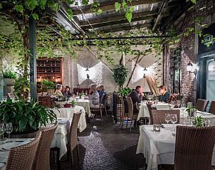 Gezellig terras met groen in Hotel Au Quartier, vakantieverblijf in Maastricht, Zuid Limburg.