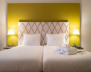 Elegante slaapkamer met zacht licht in Hotel Au Quartier, vakantieappartement in Maastricht, Zuid Limburg.