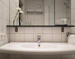 Schone en moderne wastafel in Hotel Au Quartier, vakantieappartement in Maastricht, Zuid Limburg.