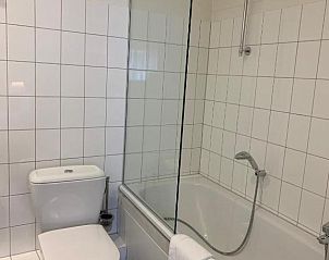 Moderne badkamer met ligbad in Hotel Au Quartier, vakantieverblijf in Maastricht, Limburg.