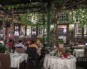 Gezellig terras met wijn in Hotel Au Quartier, vakantieappartement in Maastricht, Zuid Limburg.