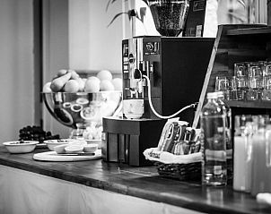 Ontbijtbuffet met koffie in Hotel Au Quartier, vakantieverblijf in Maastricht, Limburg.