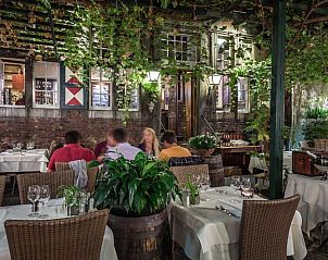 Gezellig diner onder groen in Hotel Au Quartier, vakantieappartement in Maastricht, Zuid Limburg.