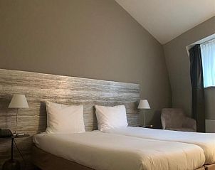 Sfeervolle tweepersoonskamer in Hotel Au Quartier, vakantieverblijf in Maastricht, Limburg.