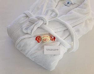 Zachte badjas op bed in Hotel Au Quartier, een luxe vakantieappartement in Maastricht, Limburg.