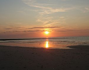 Adembenemende zonsondergang bij Oost-Vlieland, nabij De Hagedis tenthuis, Vlieland, Waddeneilanden.