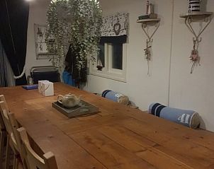 Ruime eettafel in De Hagedis glamping lodge, Oost-Vlieland, ideaal voor families, Vlieland, Waddeneilanden.
