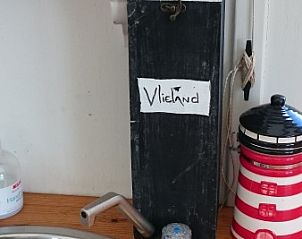 Detail van de wasbak in De Hagedis tenthuis, Oost-Vlieland, met maritieme decoratie, Vlieland, Waddeneilanden.