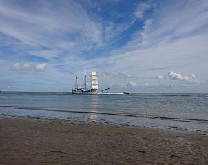 Zeilboot op zee nabij De Hagedis vakantiehuis, Oost-Vlieland, Vlieland, Waddeneilanden.