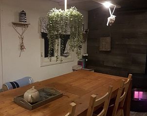Gezellige eetkamer in De Hagedis tenthuis met houten tafel, Oost-Vlieland, Vlieland, Waddeneilanden.