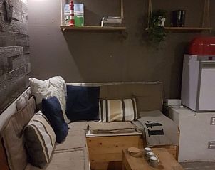 Comfortabele zithoek in De Hagedis vakantiehuis, Oost-Vlieland, met kussens, Vlieland, Waddeneilanden.