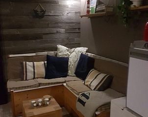 Knusse woonkamer in De Hagedis glamping lodge, Oost-Vlieland, met houten meubels, Vlieland, Waddeneilanden.