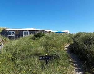Ingang van De Hagedis tenthuis, omringd door duinen, Oost-Vlieland, Vlieland, Waddeneilanden.