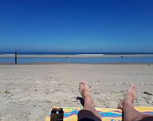 Ontspannen op het strand bij Oost-Vlieland, nabij De Hagedis glamping lodge, Vlieland, Waddeneilanden.