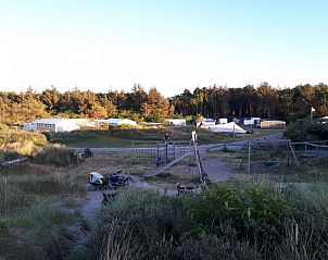 Vissen bij zonsondergang op het strand van Oost-Vlieland, nabij De Hagedis glamping lodge, Vlieland, Waddeneilanden.