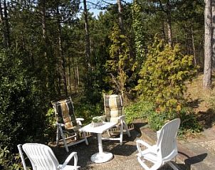 Zonnig terras bij Studio Arma, vakantiehuis in Oost-Vlieland. Geniet van de rust en natuur op de Waddeneilanden.