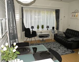 Stijlvolle woonkamer van Studio Arma, vakantieaccommodatie in Oost-Vlieland. Comfort en gezelligheid op de Waddeneilanden.