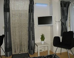 Lichte binnenruimte met tv in Studio Arma, vakantiehuis Oost-Vlieland. Ontspannen verblijf op de Waddeneilanden.