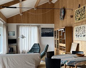 Gezellige binnenruimte van Anders Wad(t) vakantiehuis op Vlieland met houten interieur.