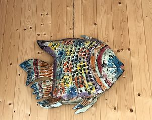 Kleurrijk visornament in Anders Wad(t) vakantiehuis, Oost-Vlieland, Vlieland.