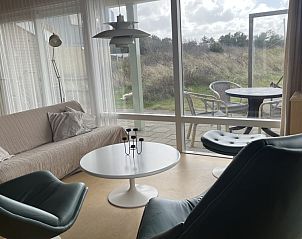 Zithoek met uitzicht op terras in Anders Wad(t) vakantiehuis, Oost-Vlieland.