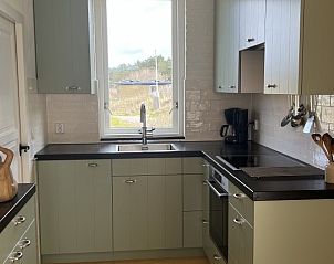 Moderne keuken in vakantiehuis Anders Wad(t), Oost-Vlieland, met uitzicht op de natuur.