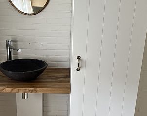 Stijlvolle badkamer in Anders Wad(t) vakantiehuis, Oost-Vlieland, Waddeneilanden.