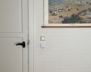 Kunstwerk aan de muur in Anders Wad(t) vakantiehuis, Oost-Vlieland.