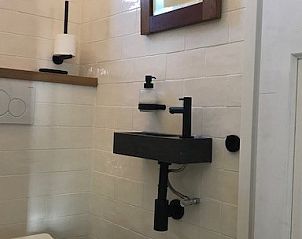 Compacte badkamer in Anders Wad(t) vakantiehuis op de Waddeneilanden.