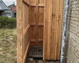 Buitendouche bij Anders Wad(t) vakantiehuis, Oost-Vlieland, met natuurlijke omgeving.