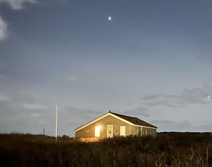 Nachtelijk uitzicht op Anders Wad(t) vakantiehuis, Oost-Vlieland, met sterrenhemel.