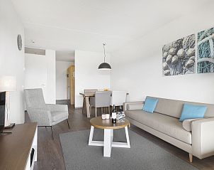 Eethoek van Vlieduyn 2-persoons appartement in Oost-Vlieland, Vlieland, Waddeneilanden met moderne inrichting.