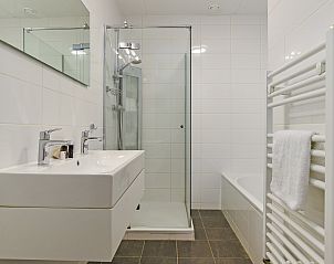 Moderne keuken in Vlieduyn appartement, Oost-Vlieland, voorzien van alle gemakken voor een comfortabel verblijf.