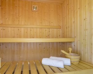 Comfortabele slaapkamer in Vlieduyn appartement, Oost-Vlieland, met grote ramen en een rustgevende ambiance.