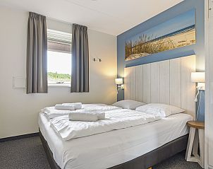 Moderne badkamer met douche en bad in Vlieduyn appartement, Oost-Vlieland, voor ultiem comfort.