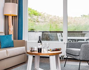 Stijlvolle salontafel in Vlieduyn 2-4-persoons appartement, Oost-Vlieland, met wijn en glazen.
