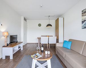 Eetgedeelte in Vlieduyn 2-4-persoons appartement, Oost-Vlieland, met moderne tafel en stoelen.