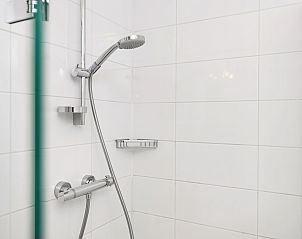 Moderne keuken in Vlieduyn 2-persoons appartement, Oost-Vlieland, volledig uitgerust met inbouwapparatuur.