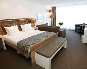 Comfortabele kamer in WestCord Strandhotel Seeduyn, Vlieland, met zithoek.