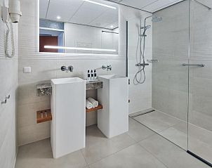 Moderne badkamer in WestCord Strandhotel Seeduyn, Vlieland, met luxe voorzieningen.