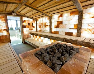 Unieke sauna in WestCord Strandhotel Seeduyn, Vlieland, met zoutstenen muren.