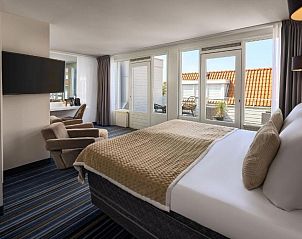 Luxe slaapkamer in WestCord Hotel de Wadden op Vlieland met groot bed en balkon