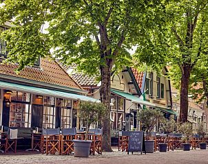 Buitenzitjes onder bomen bij WestCord Hotel de Wadden, Vlieland