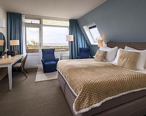Slaapkamer met uitzicht op de natuur in WestCord Hotel de Wadden, Vlieland