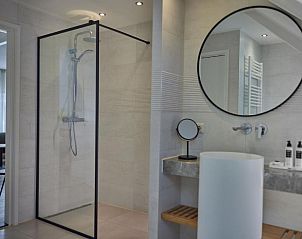 Moderne douche en wastafel in WestCord Hotel de Wadden, Vlieland