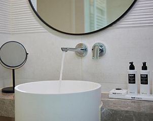 Verzorgingsproducten in badkamer van WestCord Hotel de Wadden, Vlieland