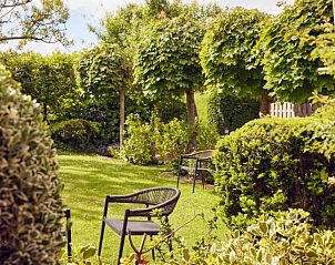 Rustige tuin met zitjes bij WestCord Hotel de Wadden, Vlieland