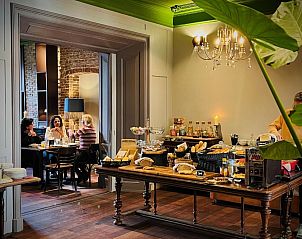 Gezellige ontbijtruimte in Loods Hotel Vlieland, vakantieappartement op Vlieland, met uitgebreid buffet.